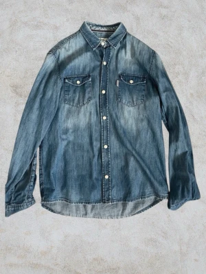 Jeansskjorta från Dobber i medium - Tja, säljer en sjysst jeans skjorta från dobber. Storlek M och i bra skicka. Skriv till mig vid minsta fundering, mvh Marius 😁