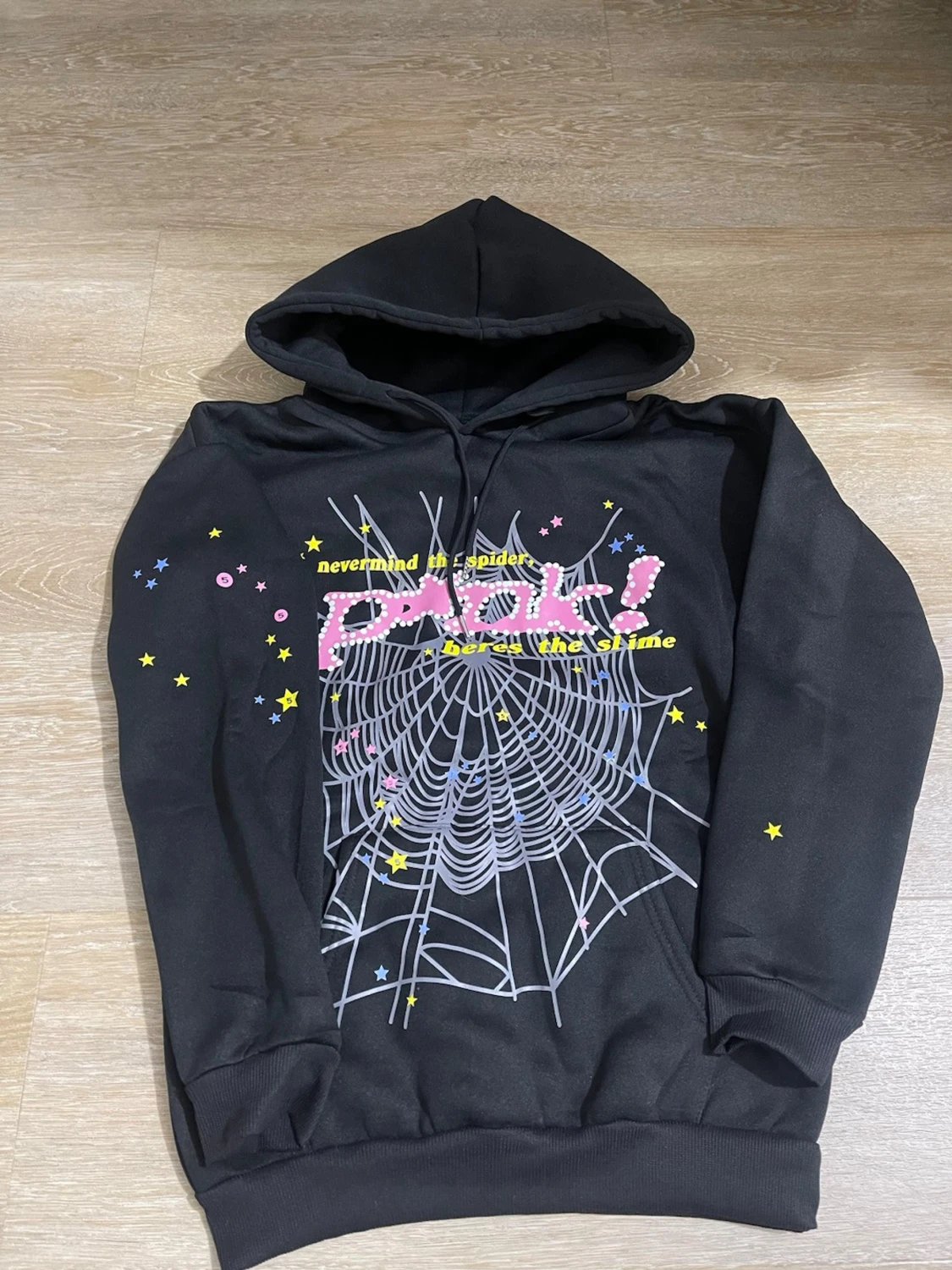 Svart hoodie med spindelnäts-tryck - 1