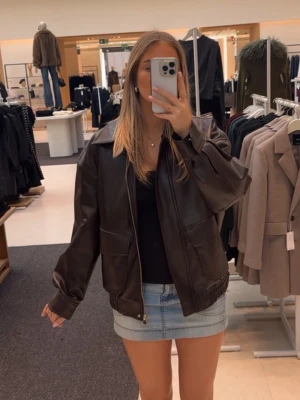 Brun oversized skinnjacka - Snygg brun oversized skinnjacka med dragkedja framtill och stora fickor. Helt ny oanvänd med prislapp kvar! Slutsåld överallt 