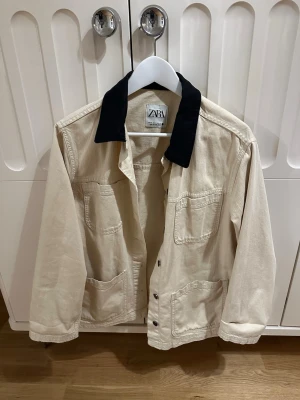 Vårjacka från Zara - Fin vårjacka från Zara i mycket bra skick!