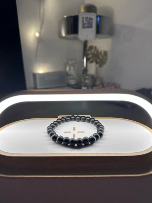 Svart armband  - Tja säljer helt nya armband från Bältgallerian. Dem alla är i strechigt material men kan inte streckas ut för långt. Dem passar från 10 år plus. Vid köp av flera blir priset billigare och om du gillar så finns det flera att välja mellan. Säljer både knäcki och vanlig pärlarmband Samt bälten.