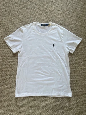 Polo Ralph Lauren t-shirt - En helt ny vit polo Ralph Lauren t-shirt i storlek small med svart logga i helt nytt skick. Pris kan diskuteras och skriv om du har några frågor. 