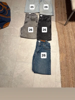 Fem par jeans i olika färger - Köp 350kr styck, Fem par jeans i olika tvättar: ljusblå, grå, svart och klassisk blå. Alla har raka ben och klassisk femficksdesign. Perfekta för dig som gillar att variera din stil med olika färger och passformer.