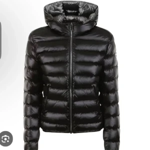 Svart pufferjacka från Colmar - Intressekoll på en snygg svart pufferjacka från Colmar i mycket bra skick. En liten reva på ena armen men syns knappt annars super skick. 42 italiensk storlek
