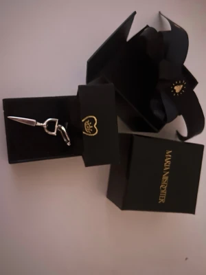 Maria Nilsdotter örhänge - Säljer ett Maria Nilsdotter Örhänge i Silver. Box kommer med! 💕