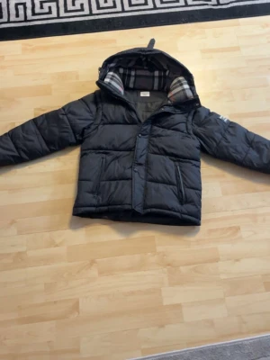Burberry puffer - Använd burberry puffer size S men passar M också. 1 knapp är sönder (se sista bilden)