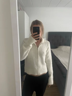 Stickad Cardigan  - Vit stickad Cardigan från Bikbok! Säljer då den inte kommer till användning längre, knappt använd. 