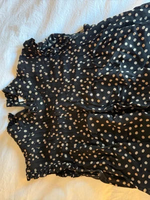 Prickig blus - Super fin prickig blus från Ganni, den har en dragkedja baktill och fin form skriv för mer bilder💓