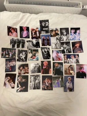 BTS kort - Se min profil för mer flerpack med bilder !🥰 Säljer dessa små posters med BTS !🎶 10x10 cm och 10x15 cm Små små hål i kanterna men inget som märks😊