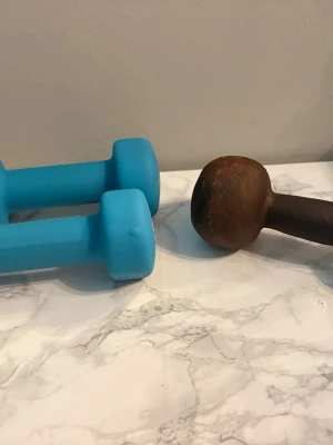 Blå hantlar 2kg  och en brun gammal 5kg pris kan diskuteras  - Två blå hantlar på 2kg styck, perfekta för hemmaträning eller gym. De är täckta i mjukt neoprenmaterial som ger bra grepp och är sköna att hålla i. Passar för styrketräning, rehab eller gruppträning. En 5kg hantal oxå men är smutsig men smutsar inte ner bordet , golvet eller händer