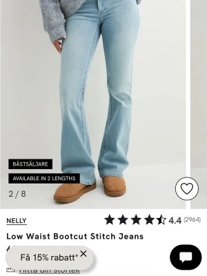 Bootcut ljusblå jeans från Nelly - Snygga ljusblå bootcut jeans från Nelly med låg midja och rosa sömmar på bakfickorna. Jeansen har klassisk femficksdesign och är tillverkade i mjukt denimtyg som ger en avslappnad vibe. säljer pga används inte längre.lite lite slitet nere vid fötterna men syns kanppast (skriv för bild) annars hyfsat nytt skick skriv för fler bilder på jeansen, köpta för 699kr❣️