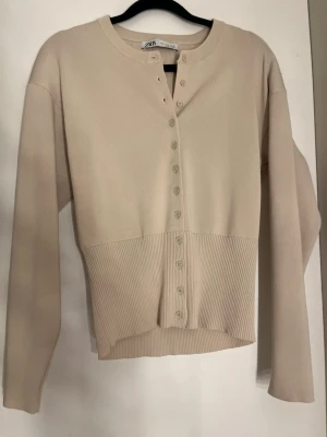 Beige ribbad cardigan från ZARA - SUPER fin cardigan från Zara i strl M 💕 Har använt 1-3 gånger då den är för stor på mig.