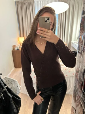 Mörkbrun kofta med v-ringning - Snygg slutsåld asymmetrisk kofta!! Aldrig använd !! Skriv vid frågor 💞
