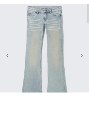 Ljusblå bootcut jeans med slitningar - Snygga ljusblå bootcut jeans i storlek 27/30!❤️super fina, passar som en storlek 34 pch 36, jag har vanligtvis 34 och de passar perfekt!❤️👏 