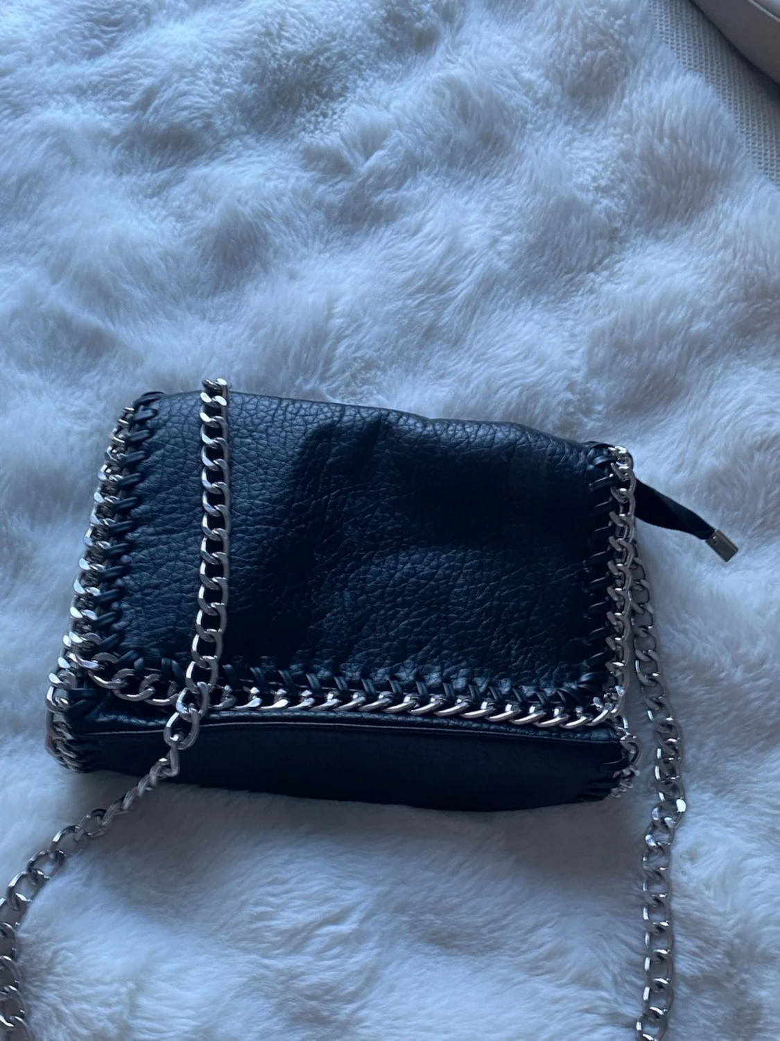 Svart axelväska med kedja tiamo 