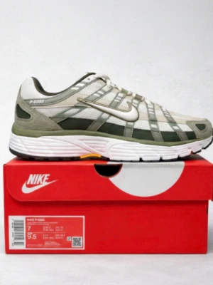Nike P-6000 sneakers beige/oliv - Nike P-6000 sneakers i beige och olivgrönt med mesh och syntetpaneler. Skorna har vit sula, silverfärgade detaljer och klassisk snörning. Swoosh-logga på sidan och retroinspirerad design som sticker ut.