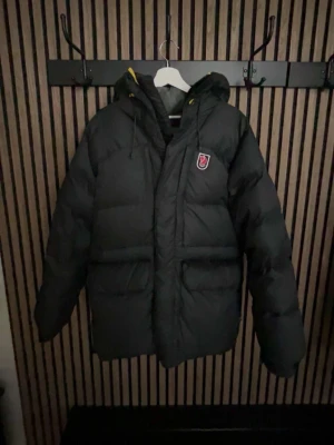 Svart dunjacka från Fjällräven - Tjena! Säljer nu min fjällräven jacka som är i storlek S men passar även M, jackan är i mycket bra skick utan några hål osv, priset kan även diskuteras vid snabb affär 💨