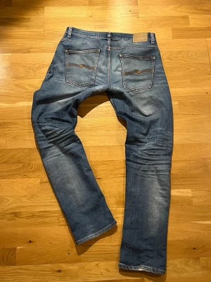 Nudie - Jeans  - Extremt feta nudie jeans, fin tvätt och slitningar, väldigt skön passform | Modell: Vet ej, jeansen sitter regular/straight |  Storlek: 34/34, midja 49 cm och ytterbenlängd 112 cm | Skick: Använt, men bra. | Skriv gärna privat vid frågor |