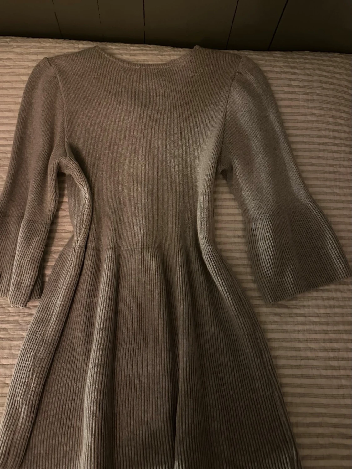 Grå stickad kofta med klockärmar - 2