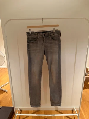 Jack & Jones Jeans - Riktigt snygga Jeans ifrån Jack & Jones, riktigt skönt material, perfekta för dig som klär sig med stil. (Storlek: W29 L32) . Köpta på en av Jack & Jones butikerna i Stockholm för cirka 700kr men vi säljer för endast 329kr!! Rabatt vid seriösa köpare!!