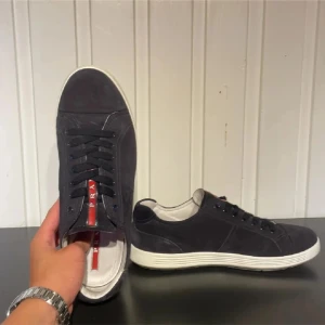 PRADA SKOR🤩 - Säljer nu dessa sjukt feta PRADA skor i storleken 41 samt färgen Marinblå🎉Skorna kostar 5000 nypris men säljs för 1748 men pris kan DISKUTERAS 🎉🍾Skick 8-10🍾 Inget OG är med och två rem under skon saknas!! Hör av dig vid frågor och funderingar!!🎉🍾