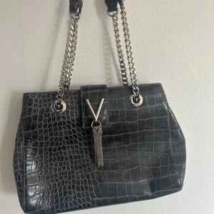 äkta valentino väska  - aldrig använt, den kostar egentligen 1200 kr. (fick den som present) 