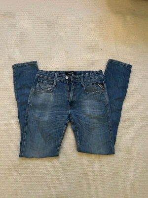 Replay jeans - Fint skick, små tecken på användning. Modellen är 185