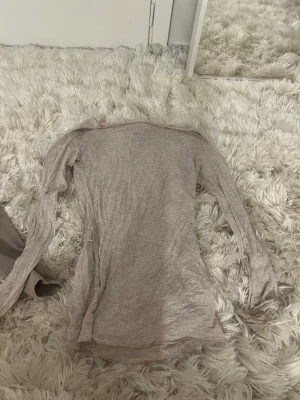 Intimissimi tröja - Supermjuk och tunn beige långärmad topp från Intimissimi i ultralätt material med kashmir. Enkel och stilren design med rund halsringning, perfekt att styla lager på lager eller som den är.