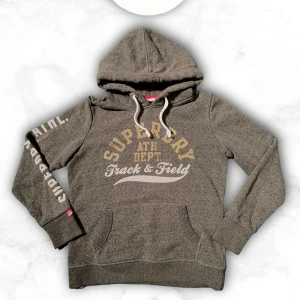 Mörkgrön hoodie från Superdry - Riktigt snygg hoodie från superdry som passar någon 165-175