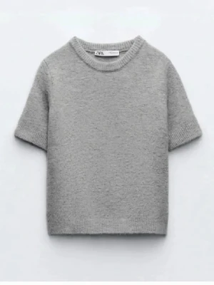 Grå stickad tröja från Zara - grå stickad tröja från Zara i storlek S. Tröjan har rund halsringning, ribbade muddar och är långärmad. 