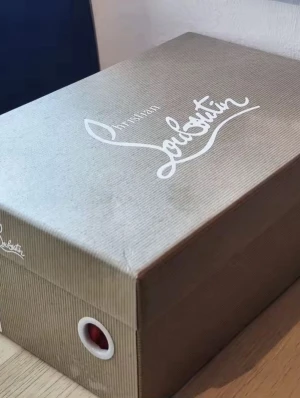 Christian Louboutin Klackar - Säljer ett par Klackar från Christian Louboutin med klassisk logga på underdelen och röd dustbag inuti. Perfekt för dig som vill imponera på alla dina tjejvänner på ett snyggt sätt.