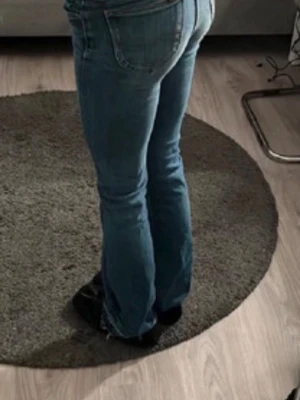 Blå bootcut jeans med normal passform - Snygga blå jeans med bootcut-snitt och normal passform. 