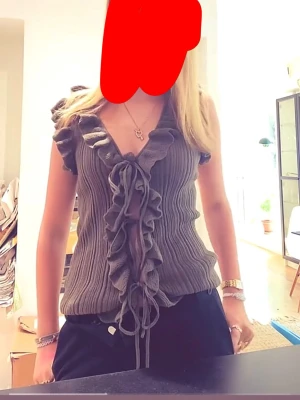 volangtop från Zara - Supersnygg olivgrön ribbad topp från Zara. Köpte för ungefär 2 år sedan men inte använt den många gånger, pris kan diskuteras, storlek s 