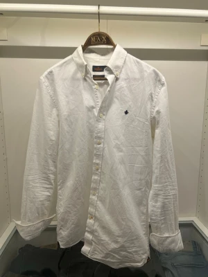 Morris skjorta - En fräsch vit skjorta ifrån Morris i storlek S, använd 1 gång och har inga tecken på användning. Kragen har knappar och loggan är broderad. Nypris: ca 1300kr. Fler bilder kan tas vid behov!