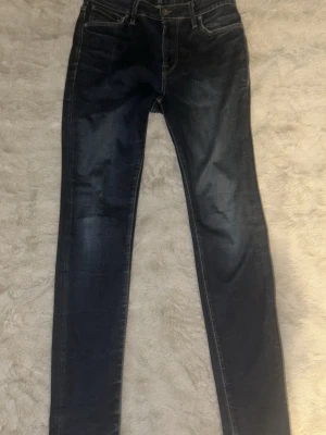 Snygga Mörkblå skinny jeans Jack n Jones - Feta mörkblå skinny jeans från Jack & Jones. Klassisk femficksmodell med smal passform. Tillverkade i mjuk bomullsdenim med stretch för extra komfort. Perfekta till en avslappnad och trendig stil. W32 L32 8/10 skick med små slitningar, hör av med minsta fundering!