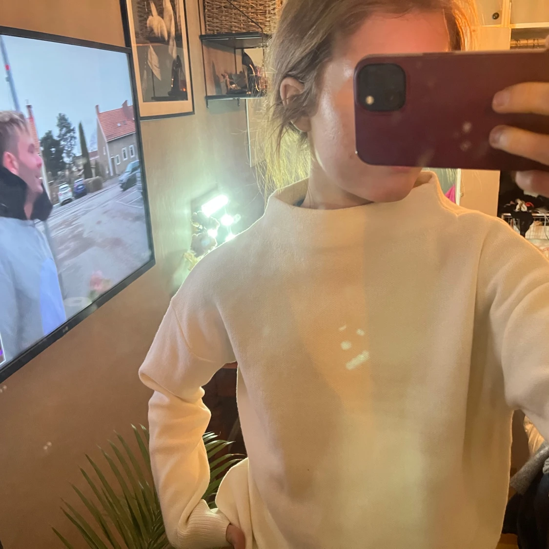 Vit stickad tröja med hög krage