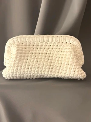Vit virkad clutchbag  - Handgjord vit virkad clutchbag. 