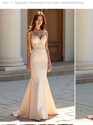 Champagnefärgad lång satinklänning - Elegant långklänning i champagnefärgad satin med smala axelband och figurnära passform. Klänningen har v-ringad överdel dekorerad med pärlor och spetsdetaljer samt en lätt utsvängd kjol. Perfekt för bal eller festliga tillfällen.
