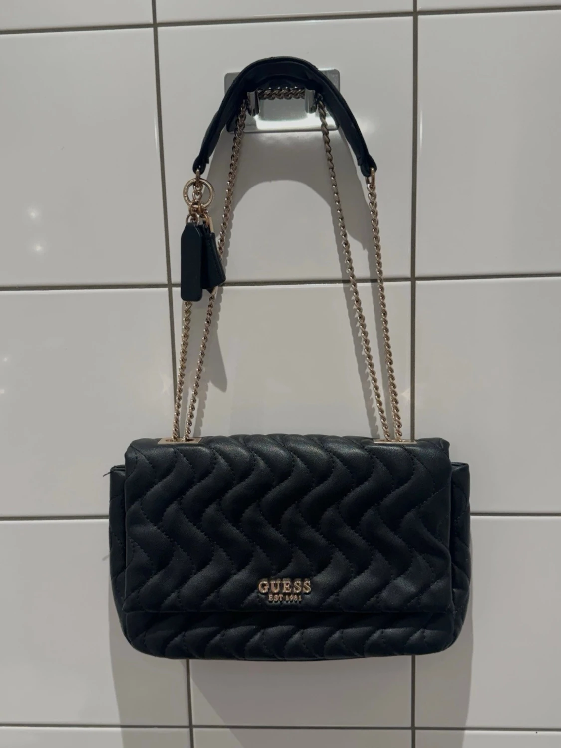 Svart handväska från Guess