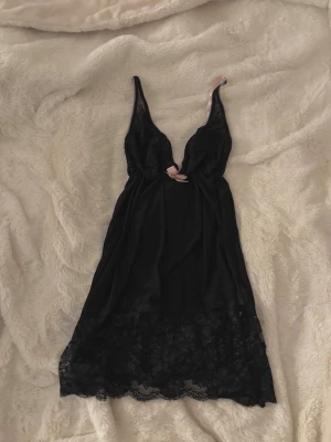 vintage nattlinne rosa spets rosett  - så fint vintage svart lite längre nattlinne med spets längst ner och rosa detaljer! lite oklart vilken storlek det står på lappen men är som en S ev. XS💓