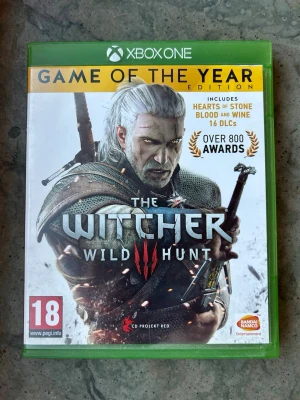 The Witcher 3: Wild Hunt - Game of the Year Edition - Xbox One - Säljer The Witcher 3: Wild Hunt Game of the Year Edition till Xbox One. Inkluderar Hearts of Stone och Blood and Wine expansioner. Spelet funkar felfritt!