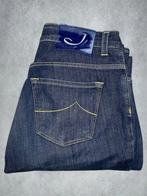 Jacob Cohen - Jacob Cohen jeans | färg blå storlek w26 | de är hål i knäna men de ser ut som slitningar, där med priset! Skriv vid frågor eller mer bilder! Mvh MD closet 