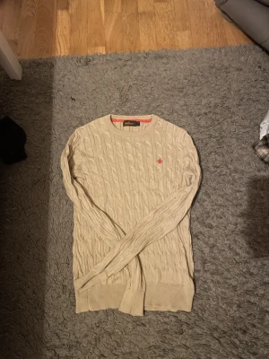 Morris Kabelstickad Tröja Beige Herr - Morris kabelstickad tröja beige herr Storlek S Använd några gånger men fortfarande i väldigt gott skick