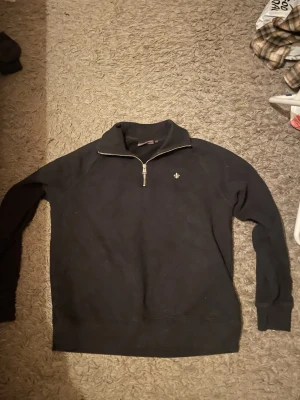 Morris Half Zip Svart Herr - Morris half zip svart herr  storlek M  Använd ett fåtal gånger men är fortfarande som ny  köpt för 1 400 kr