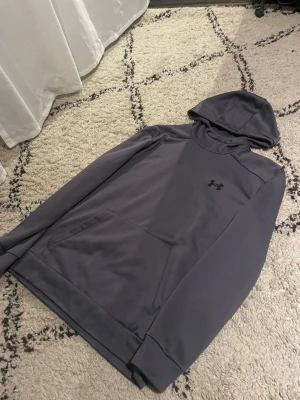 Under Armour Hoodie - Bra skick dock utan snören inga skador 