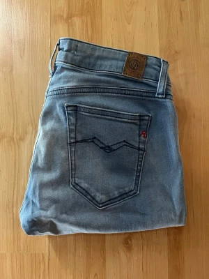 Replay jeans  - Snygga ljus blåa jeans från Replay, i en skinny passform. Midja 33cm, längd 96cm. Obs storlekslapp saknas men jag skulle uppskatta till W27 L30 - men utgå alltid efter mått! JAG SKICKAR EJ FLER BILDER NÄR JAG BÄR JEANSEN! för bättre inblick i passformen rekommenderar jag att googla på modellnamnet. För storleksguide kolla måtten noggrant då jeansen alltid kan vara uppsydda heller krympta och jag ej tar emot returer :) s6,3