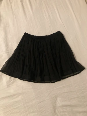 svart kjol - fin svart kjol i tyll från bik bok. storlek xs med stretchig midja