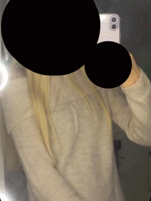 Beige stickad tröja Gina Tricot - Beige stickad of shoulder tröja från Gina Tricot. Endast använd fåtal gånger