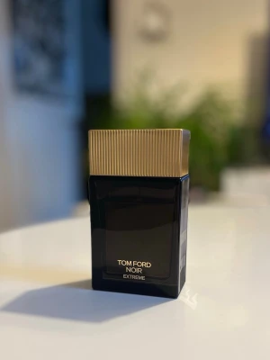 Tom Ford Noir Extreme - Tom Ford Noir Extreme är en lyxig parfym i en elegant svart flaska med guldfärgat lock. Flaskan har en stilren, fyrkantig form och detaljer i guld som ger en exklusiv känsla. Perfekt för dig som gillar sofistikerade dofter och snygg design. OBS! Se bilder för återstående mängd