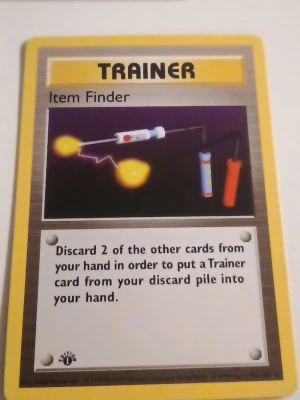 Pokémon Trainerkort, 1st Edition  - Två klassiska Pokémon Trainerkort: Item Finder och Devolution Spray. Båda har gul ram och typisk retrodesign från originalserien. Perfekt för samlare eller nostalgiker som gillar Pokémonkort.